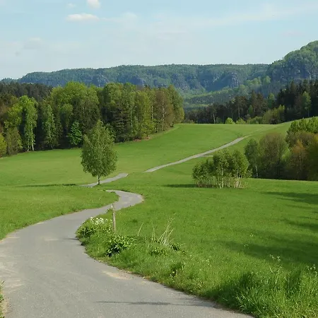 Quaint In Mittelndorf With Valley View アパート ゼーブニッツ